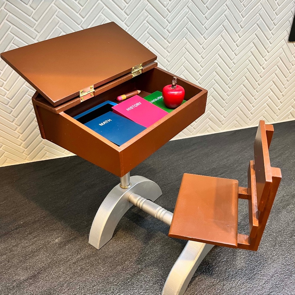 👑 Queen's Treasure Doll School Desk